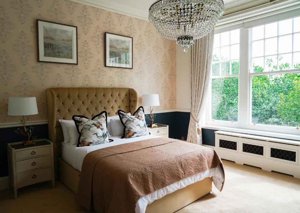 a bedroom with a bed and a chandelier at 40 Winks Hospitality in Durham