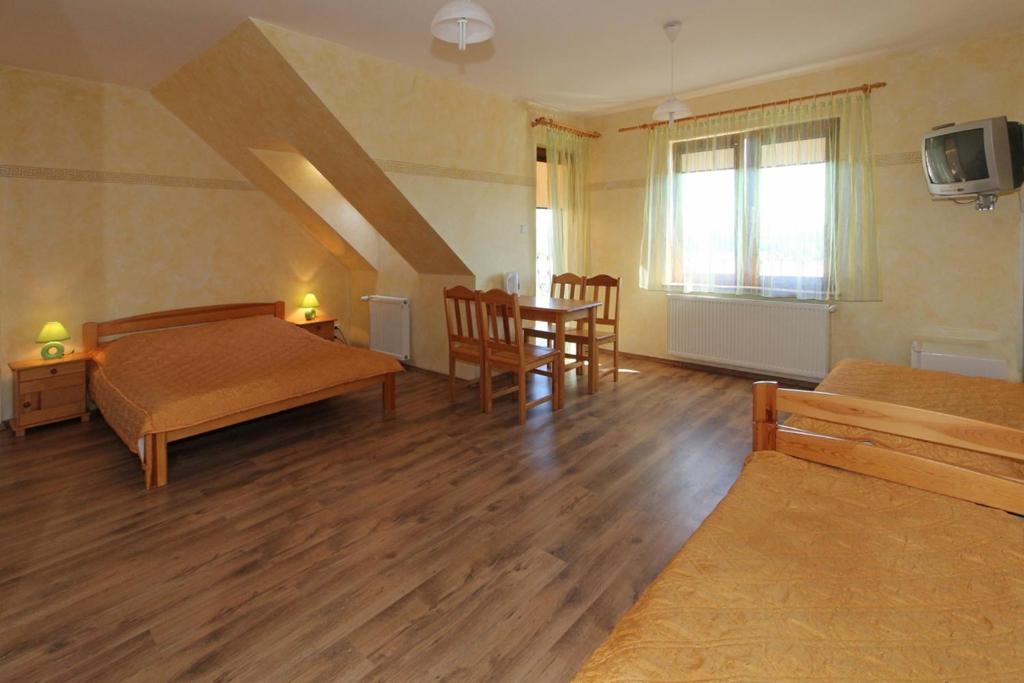クリニツァ・モルスカにあるWilla Vikiのベッドルーム1室(ベッド1台、テーブル、椅子付)