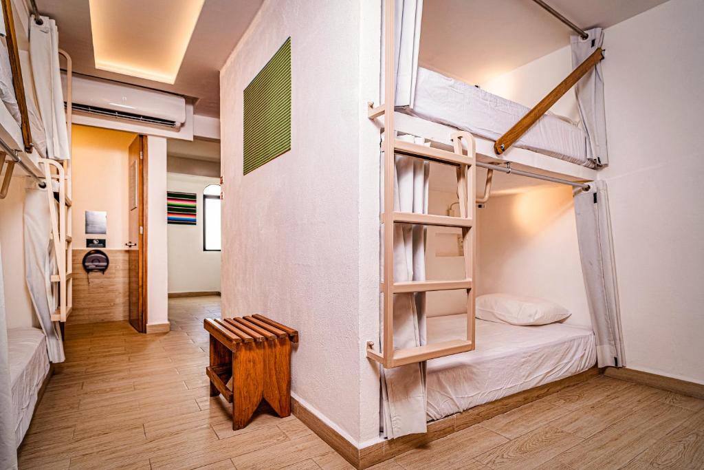 Postel nebo postele na pokoji v ubytování Nomads Party Hotel