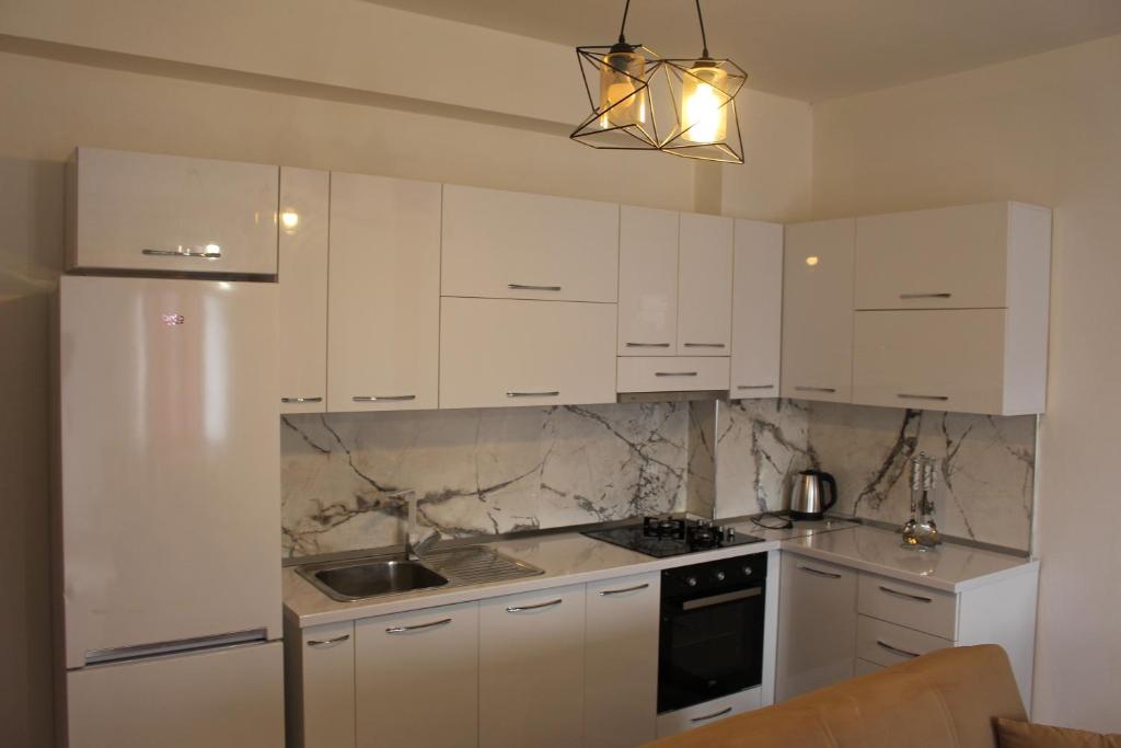 Kuchyň nebo kuchyňský kout v ubytování City Center luxurious apartment