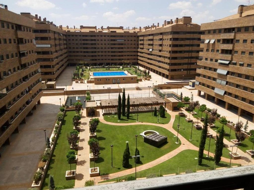 una vista aérea de un parque en una ciudad en Lomar, en Seseña