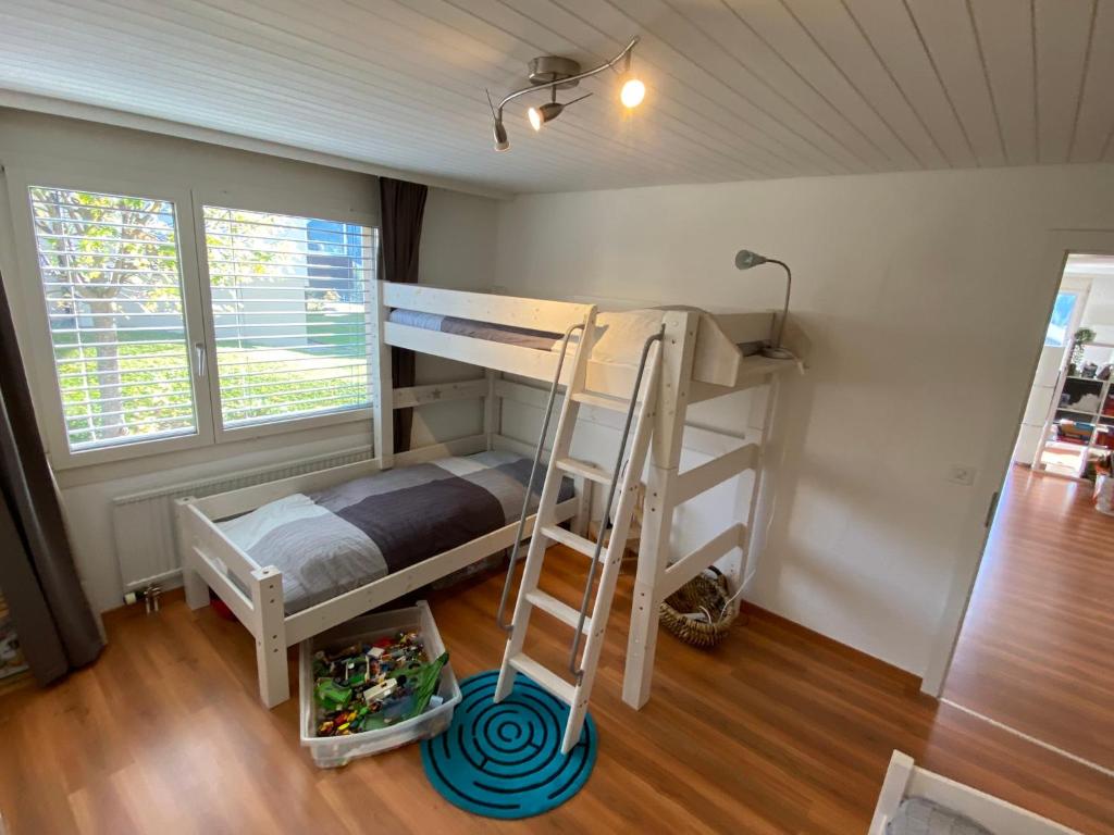 una camera con letto a castello e scala di Apartment Arvenbüel-Flüügespitz ad Amden