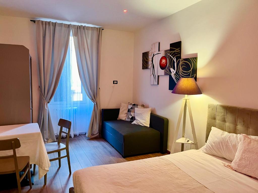 - une chambre avec un lit, un canapé et une table dans l'établissement Casa Morganti-, à Sesto San Giovanni