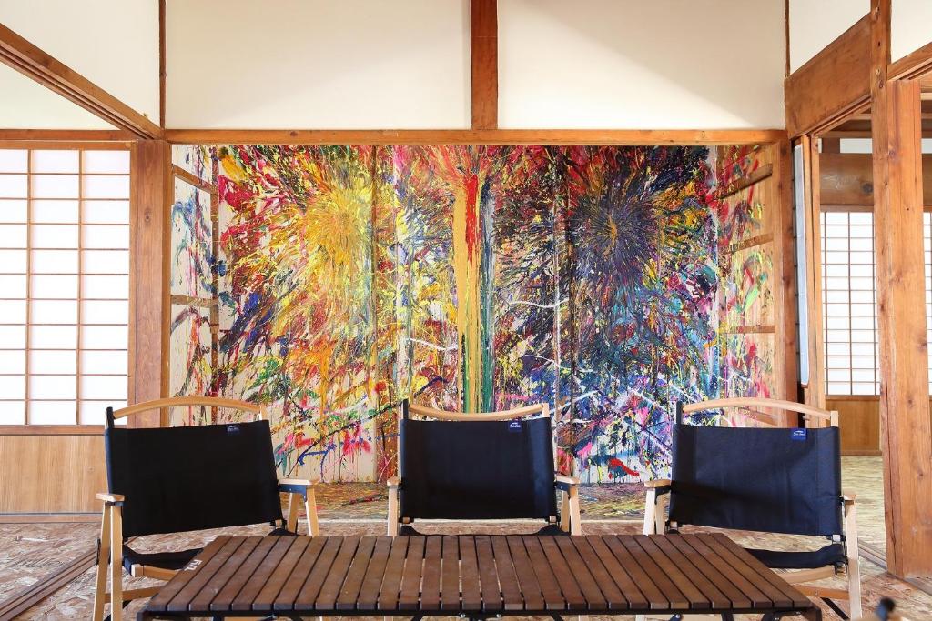 un mur avec deux chaises et un tableau sur celui-ci dans l'établissement KINHOMARU - Vacation STAY 81323v, à Shodoshima