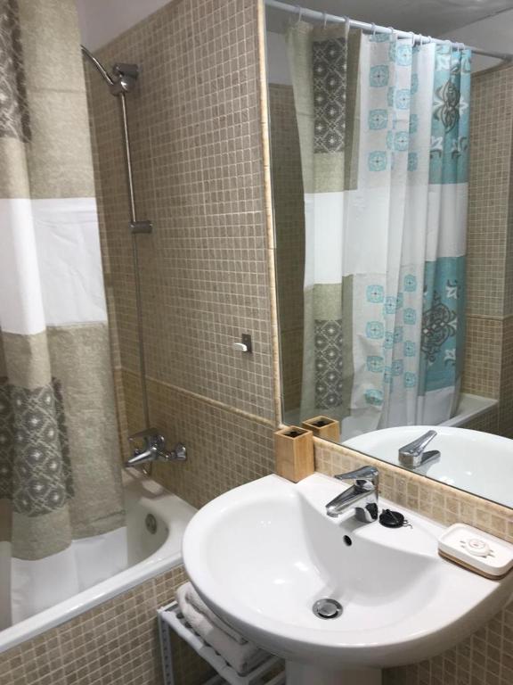 W łazience znajduje się umywalka, prysznic i wanna. w obiekcie Apartment Costa del Sol, Manilva, Duquesa w mieście Castillo de Sabinillas