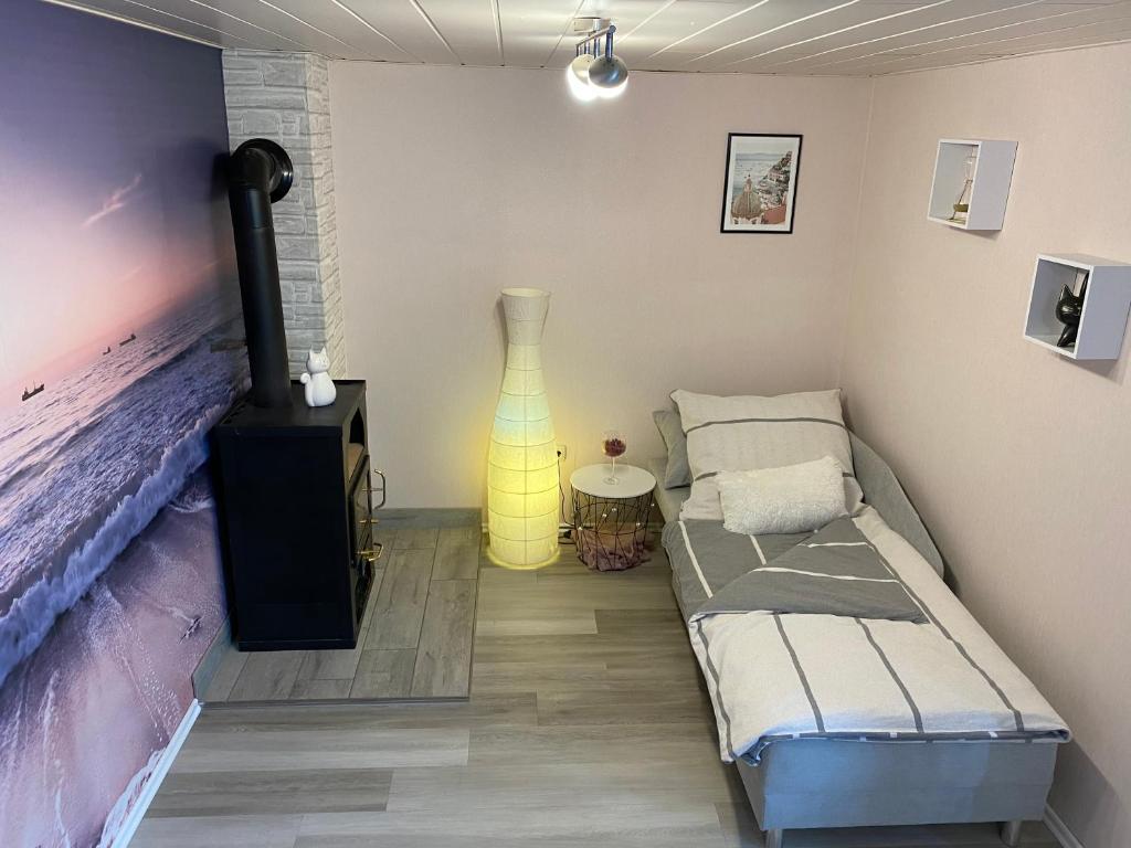 Zimmer mit 2 Betten und einer Vase an der Wand in der Unterkunft Pension Alice in Apfelstädt