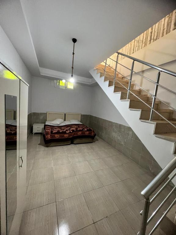 - une chambre avec un lit et un escalier dans l'établissement İmperium, à Çiftlikköy