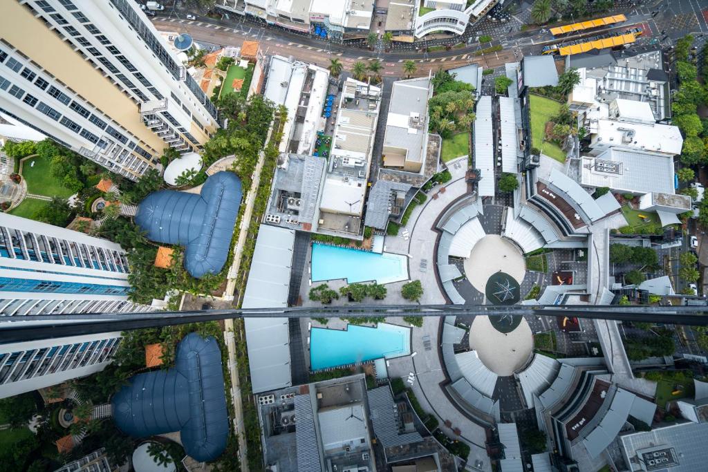 una vista aérea de una ciudad con edificios en Circle on Cavill, en Gold Coast