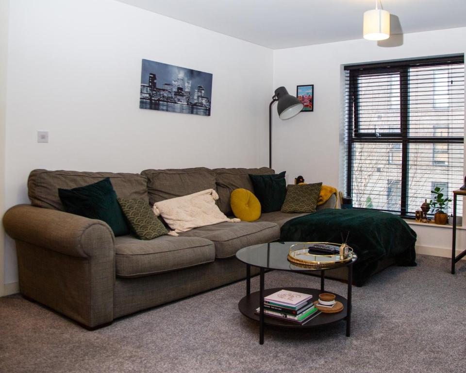 Χώρος καθιστικού στο Luxury King Bed Near Old Trafford Stadium