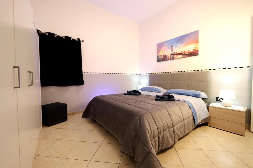 ein Schlafzimmer mit einem Bett in einem Zimmer in der Unterkunft Casa Alma in Neapel