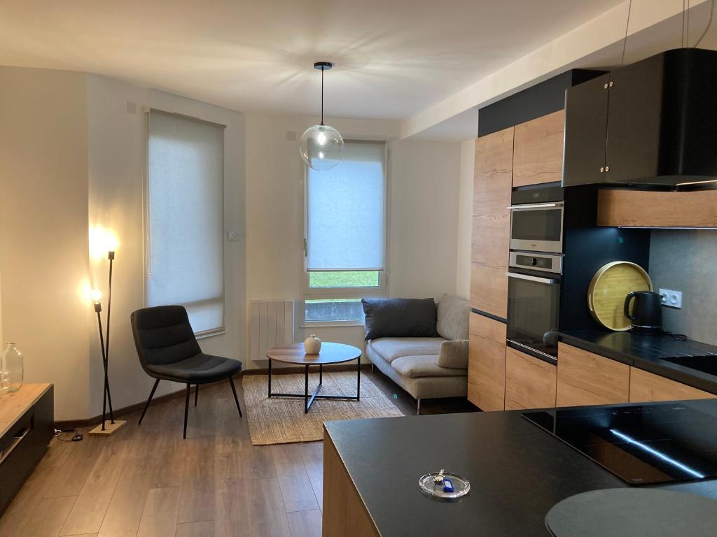 Bel Appartement CV في بورج: غرفة معيشة مع أريكة وطاولة
