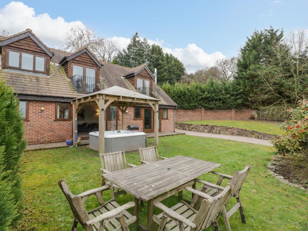 a picnic table in the yard of a house at Shatterford Lakes in Bewdley