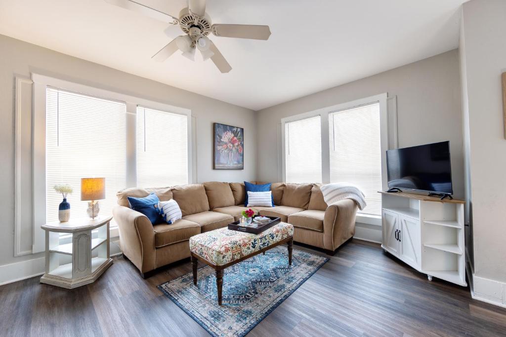 Μια τηλεόραση ή/και κέντρο ψυχαγωγίας στο Midtown Cottage