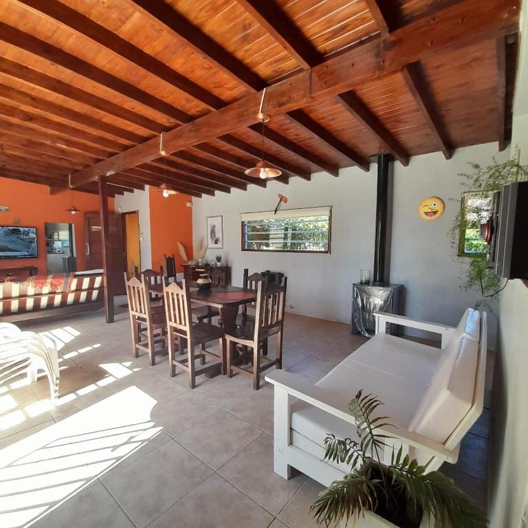 een woonkamer met een tafel en stoelen bij Increíble casa a 4 cuadras del mar in Mar del Plata