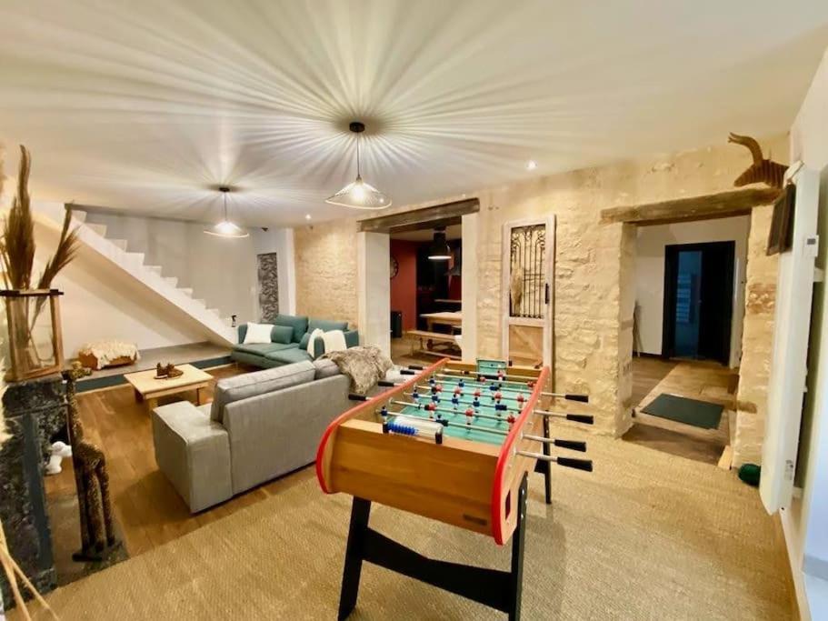 een woonkamer met een schaakbord op een tafel bij La Maison de J. in Chaumont