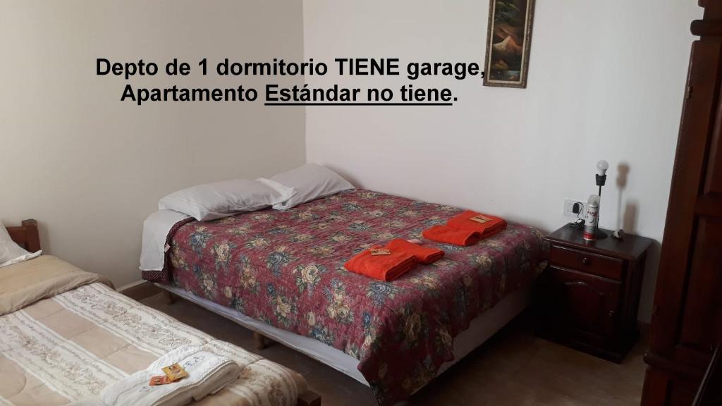 a small bedroom with a bed and a nightstand with avertisement at Hermoso departamento de 1 dorm, con estacionamiento mediano in Resistencia