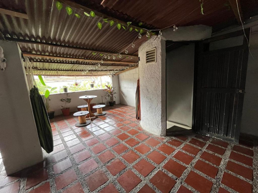Habitación con suelo de baldosa roja y mesa. en Nice Place en Medellín