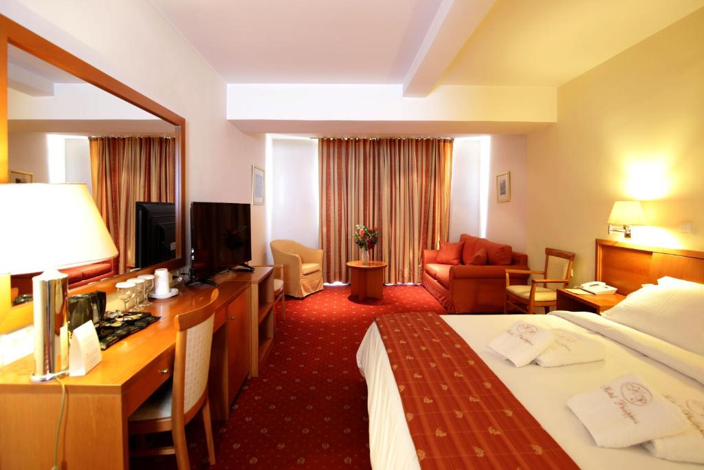 TV a/nebo společenská místnost v ubytování Hotel Philippos Livadeia