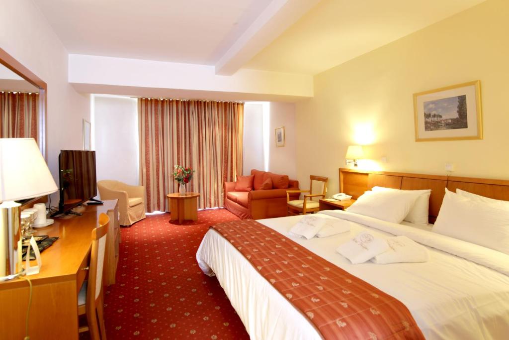 Postel nebo postele na pokoji v ubytování Hotel Philippos Livadeia