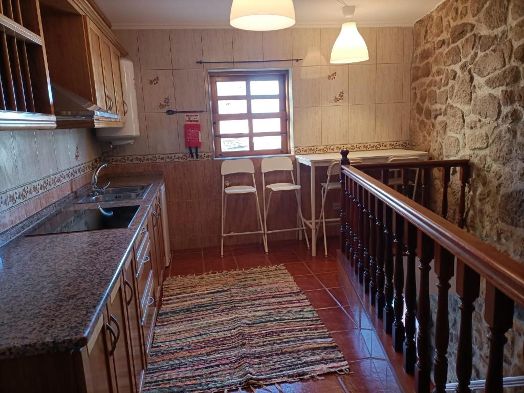 uma cozinha com um lavatório e uma bancada em Casa Azul em Chaves em Chaves