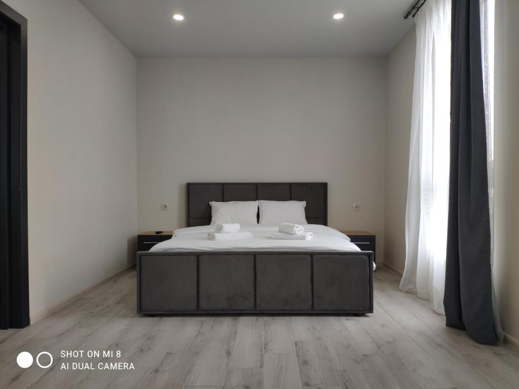 - une chambre avec un grand lit et des draps blancs dans l'établissement Apartments Domovik Миру 11с /11, à Moukatcheve