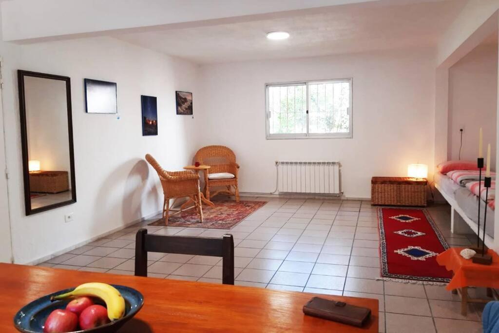 a living room with a bowl of fruit on a table at Idyllische Ferienwohnung zwischen Meer und See in Punta del Este