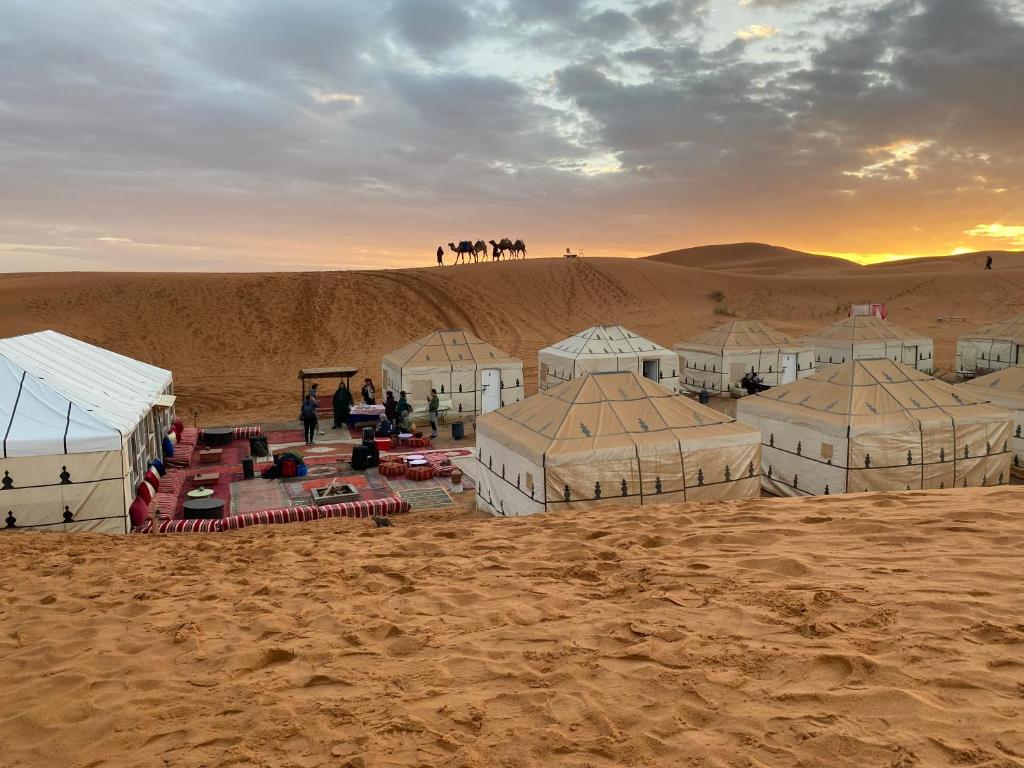 メルズーガにあるMerzouga Luxury Campsの砂漠の一団