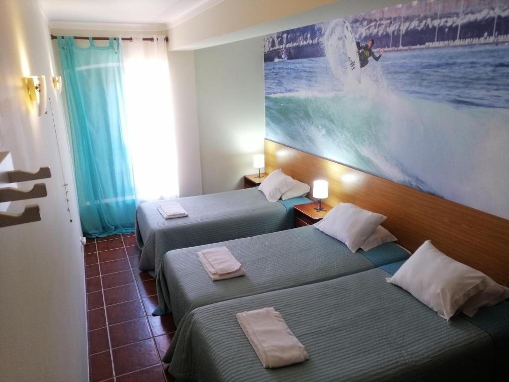Postel nebo postele na pokoji v ubytování Supertubos Beach Hostel