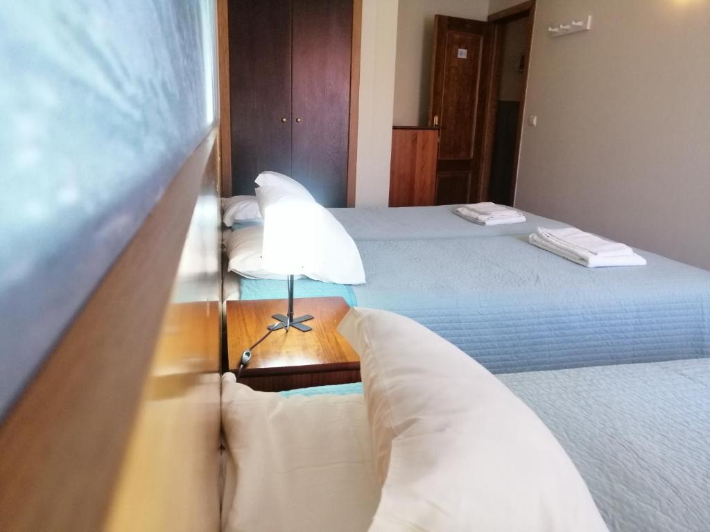 Postel nebo postele na pokoji v ubytování Supertubos Beach Hostel