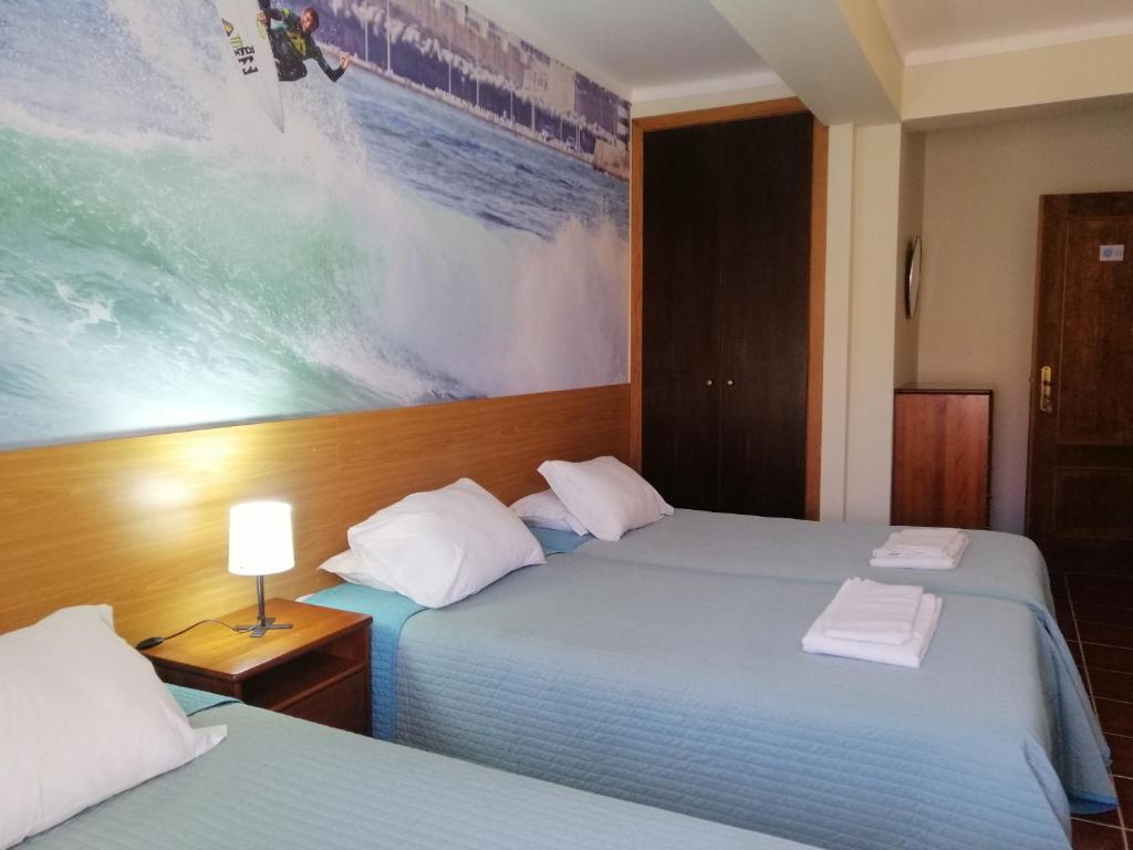 Postel nebo postele na pokoji v ubytování Supertubos Beach Hostel