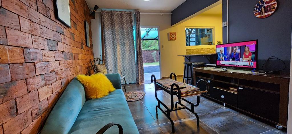 TV a/nebo společenská místnost v ubytování Ivy House Apart Hotel