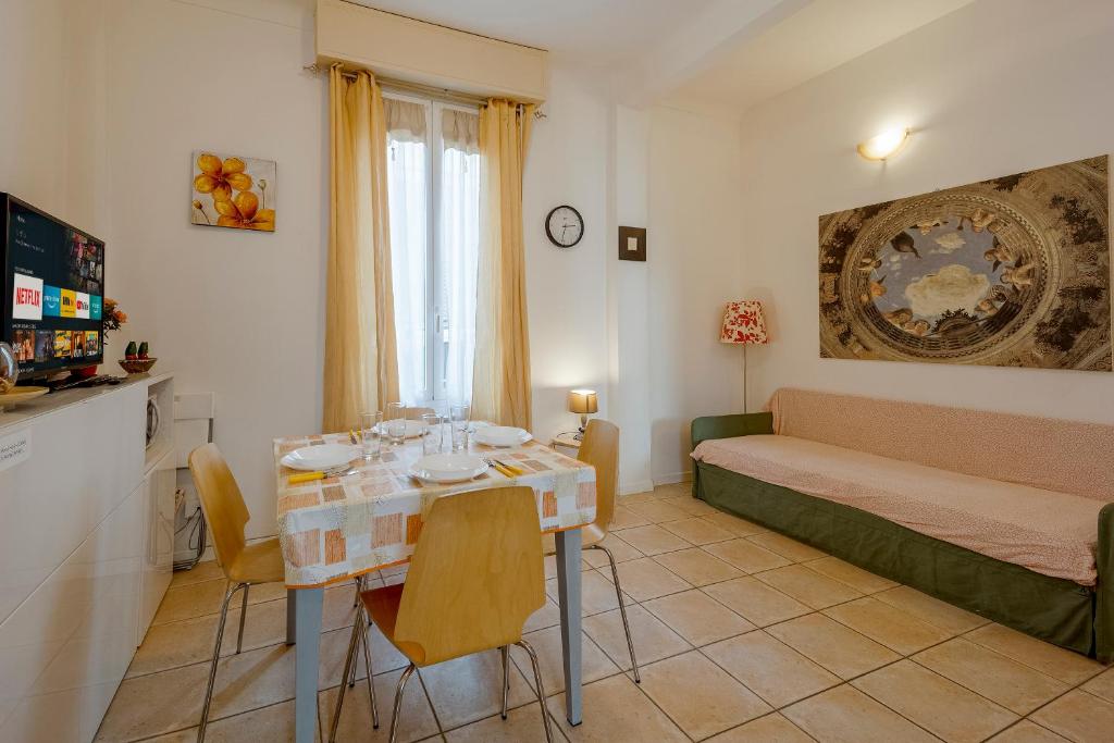 a small room with a table and a bed at Il Gattino di Sanremo - Trilocale centro e stazione del treno in Sanremo