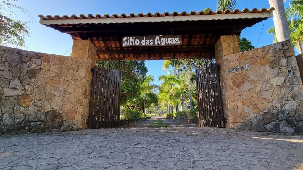 brama przy wejściu do ośrodka z znakiem w obiekcie Sítio das Águas w mieście Bom Jesus dos Perdões