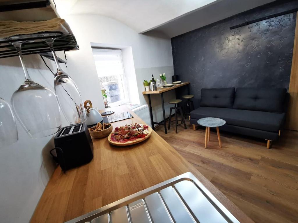 cocina y sala de estar con mesa y sofá en Second chance apartment en Choteč
