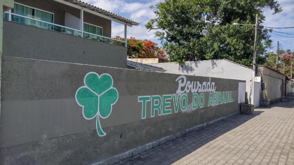 a wall with a four leaf clover painted on it at Trevo De Arraial pousada em cabo frio in Cabo Frio