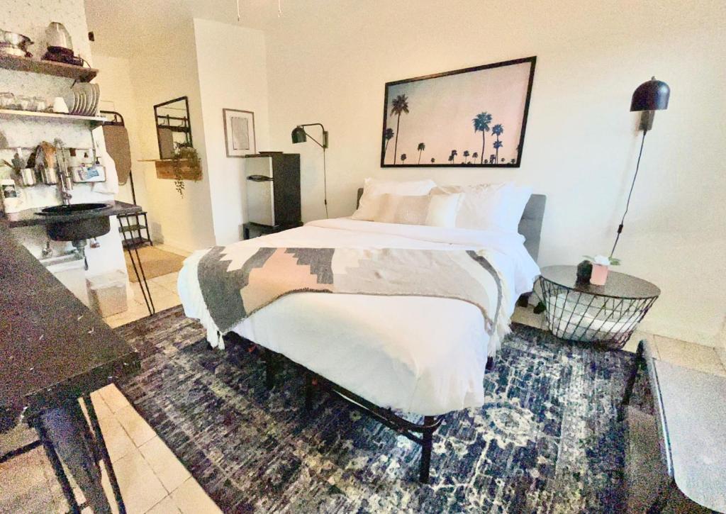 a bedroom with a large bed in a room at Spotless Modern studio in Inglewood