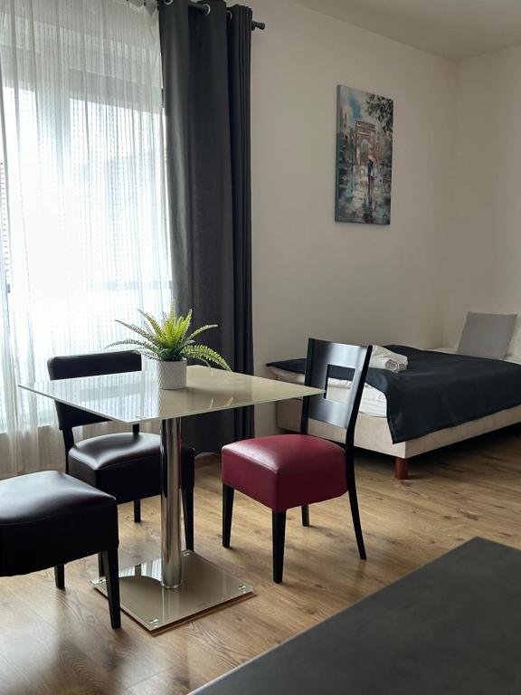 un soggiorno con tavolo, sedie e letto di Apartman Valtice a Valtice