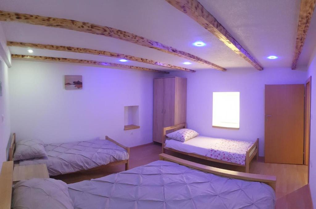 En eller flere senge i et værelse på Kuća za odmor Ravančić