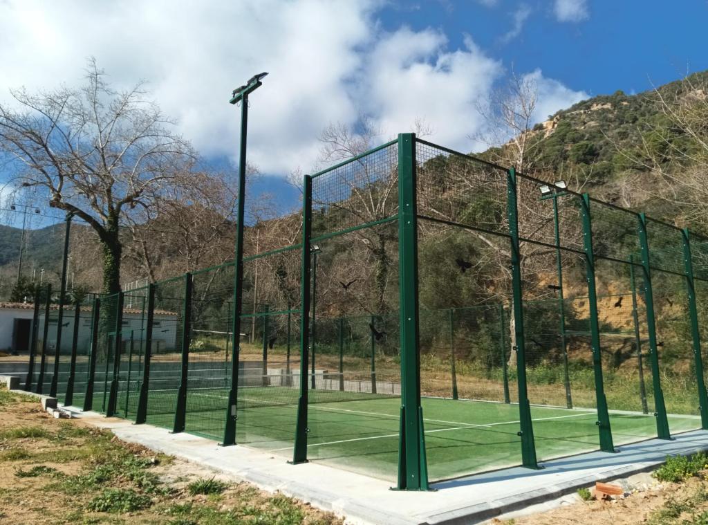 Tenis alebo squash v ubytovaní Apartamento con piscina - Tossa - Magníficas vistas al mar alebo jeho okolí