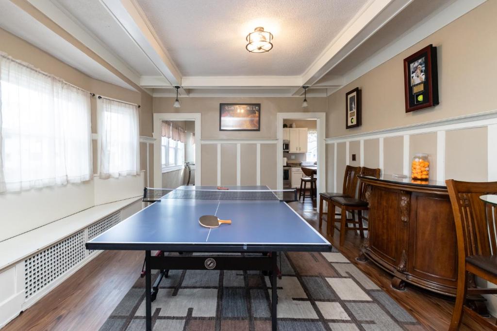 tavolo da ping pong al centro di una stanza di 5 Bedroom 3200 Square Foot House for Downtown Travelers a Indianapolis