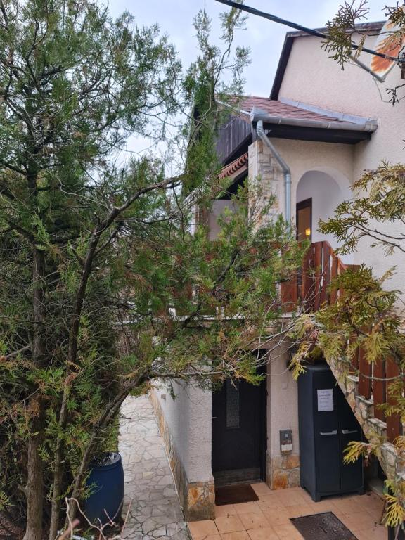 Budova, v ktorej sa dovolenkový dom nachádza