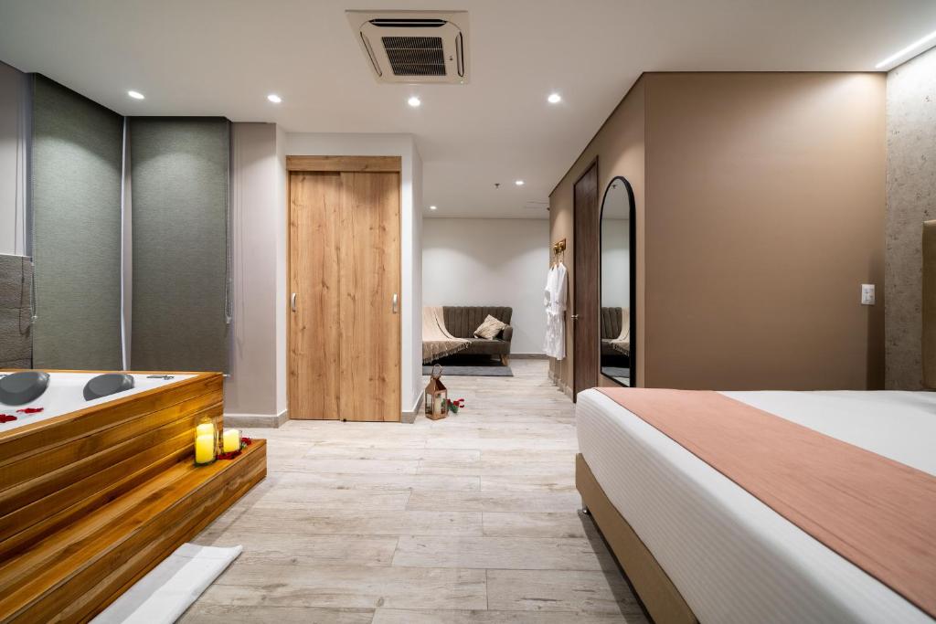 Postel nebo postele na pokoji v ubytování Eutopiq Hotel