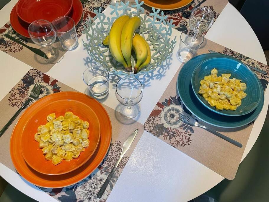 波隆那的住宿－Casa Bonita Bolognina，一张桌子,上面放着两盘食物和香蕉
