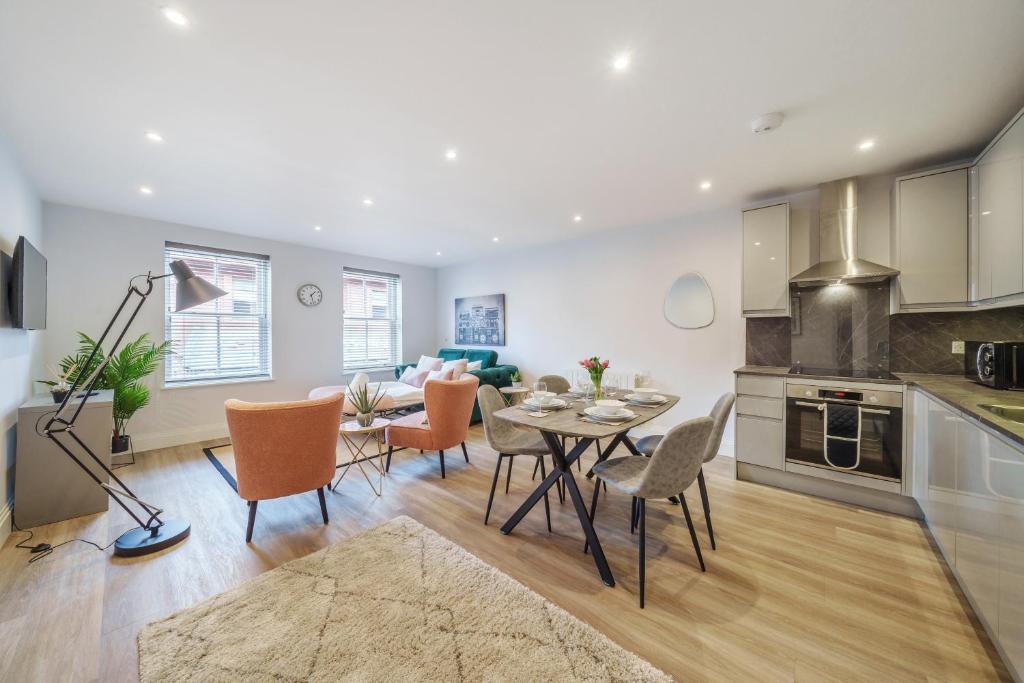 eine Küche und ein Wohnzimmer mit einem Tisch und Stühlen in der Unterkunft Smart Living by Lawsons in Windsor