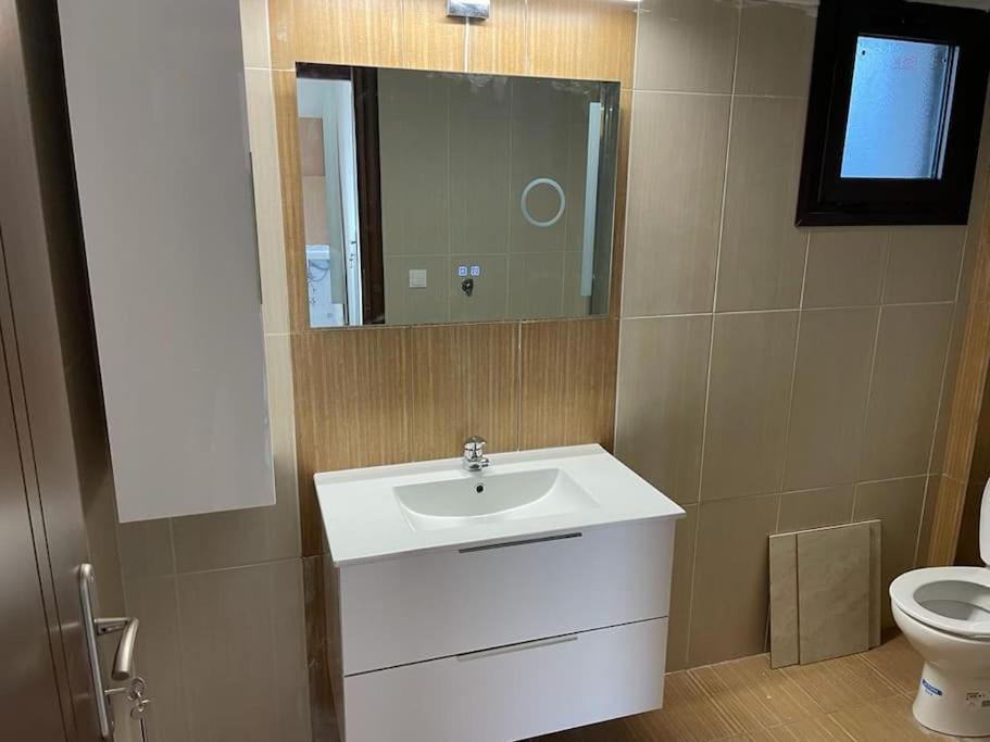 カリテア・ハルキディキにあるEmiliya Mの洗面台とトイレ付きのバスルーム