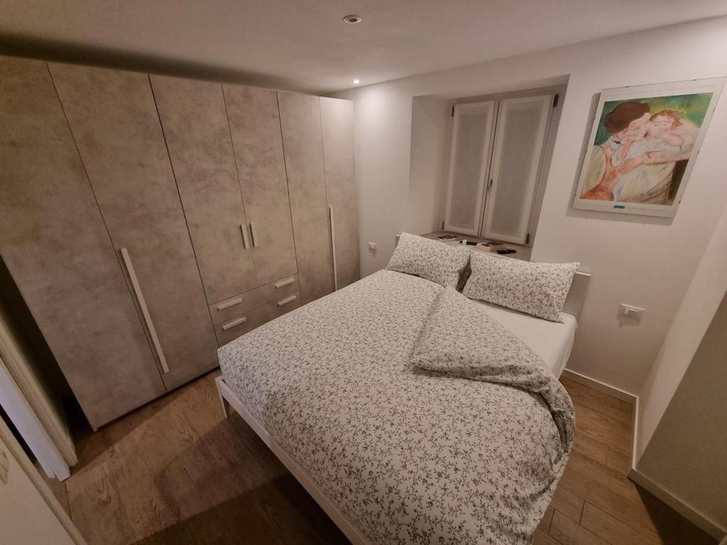 - une petite chambre avec un lit et une armoire dans l'établissement La pigna, à Chiavenna