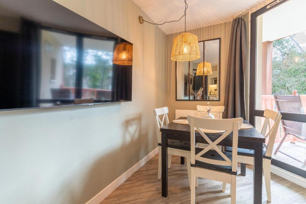 Telewizja i/lub zestaw kina domowego w obiekcie MC Tourisme - Splendide & cosy appartement avec piscine, tennis & parking