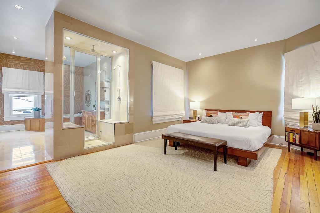 duża sypialnia z łóżkiem i dużym oknem w obiekcie Stunning Historic Home - DT Location! - Sleeps 8 w mieście Denver