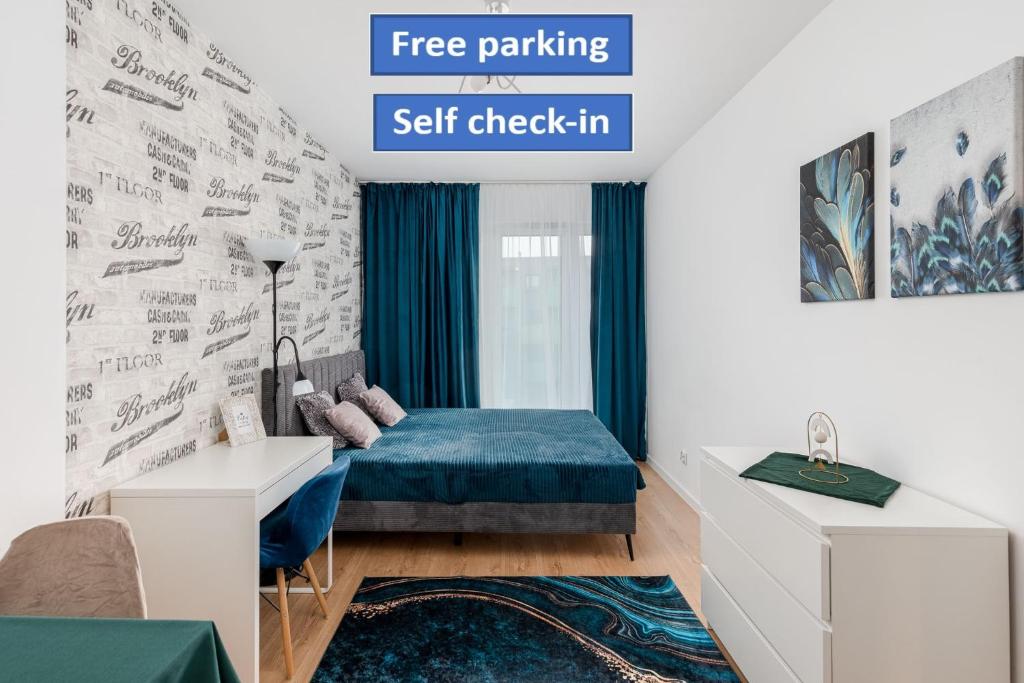 Posteľ alebo postele v izbe v ubytovaní Apartament Kolorowe Balkony Czyżewskiego 3