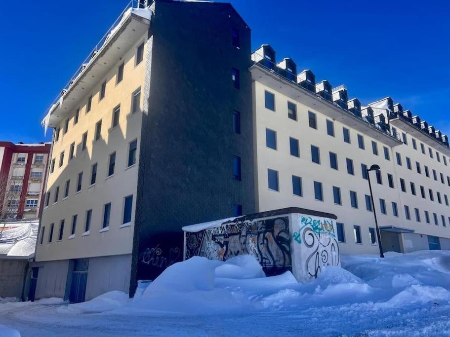 un edificio con graffiti en la nieve frente a él en APARTAMENTO Estación de ESQUÍ EN SAN ISIDRO en San Isidro